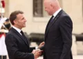 El primer ministro letón, Andris Kulbergs, con el presidente de Francia, Emmanuel Macron