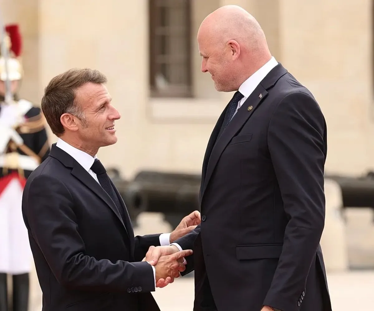 El primer ministro letón, Andris Kulbergs, con el presidente de Francia, Emmanuel Macron