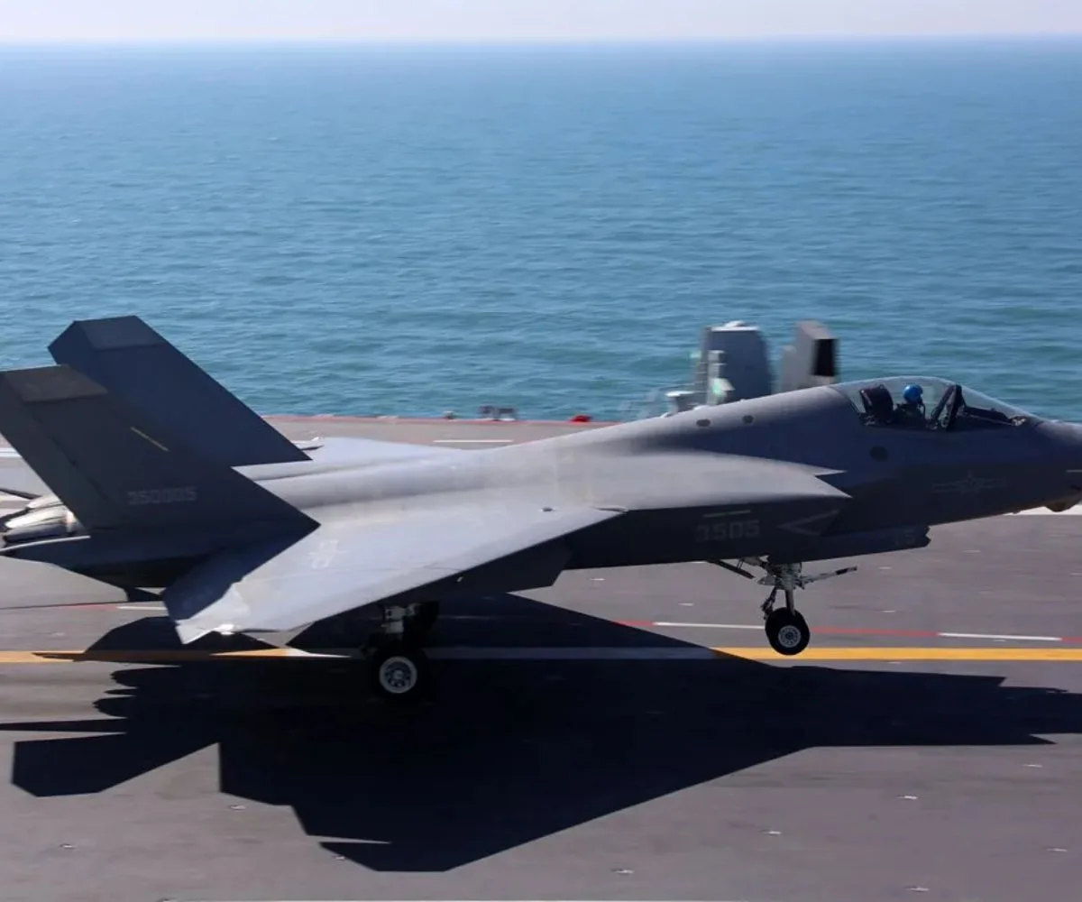 Un caza furtivo de quinta generación Shenyang J-35 de la Armada de China realiza maniobras de despegue sobre la cubierta del portaaviones Fujian (CV-18)