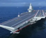 Vista aérea del Fujian (CV-18), el tercer y más avanzado portaaviones de la Armada del Ejército Popular de Liberación de China (PLAN), navegando en mar abierto, durante sus fases de pruebas de integración y evaluación en el océano