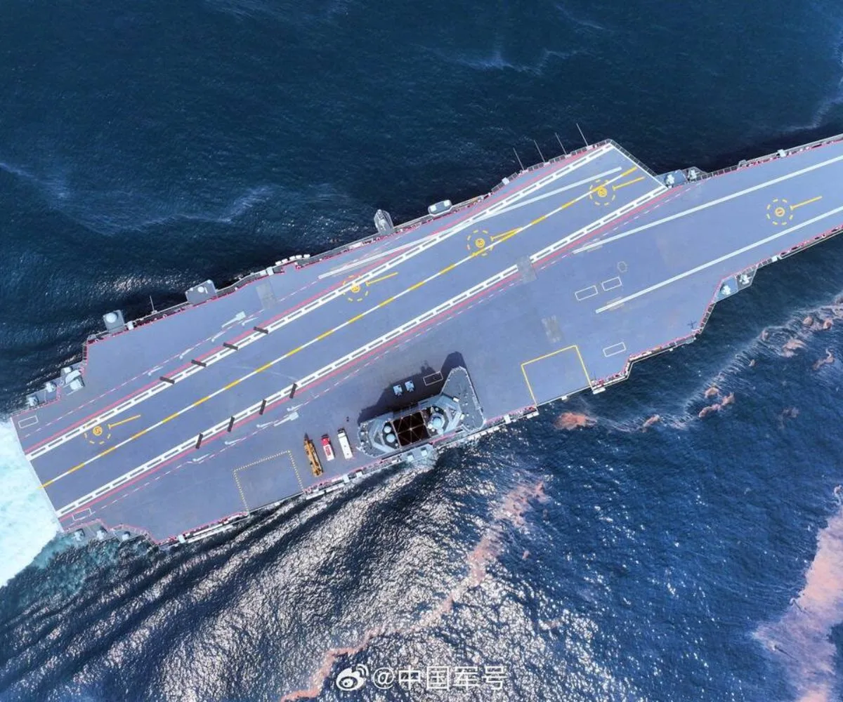 Vista aérea del portaaviones Fujian (CV-18) de la Armada china