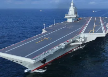 Vista aérea del Fujian (CV-18), el tercer y más avanzado portaaviones de la Armada del Ejército Popular de Liberación de China (PLAN), navegando en mar abierto, durante sus fases de pruebas de integración y evaluación en el océano