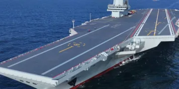 Vista aérea del Fujian (CV-18), el tercer y más avanzado portaaviones de la Armada del Ejército Popular de Liberación de China (PLAN), navegando en mar abierto, durante sus fases de pruebas de integración y evaluación en el océano