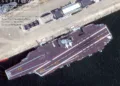 En la cubierta de vuelo del portaaviones Fujian se han confirmado maquetas de aviones embarcados utilizadas para el entrenamiento de manejo. Se confirman dos J-15 y un J-35. Crédito: KAROTASU vía X