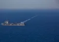 USS Abraham Lincoln efectuando un lanzamiento de un misil RIM-116 durante operaciones rutinarias en el Océano Pacífico en abril de 2024. Créditos: USS Abraham Lincoln.