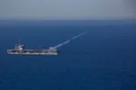 USS Abraham Lincoln efectuando un lanzamiento de un misil RIM-116 durante operaciones rutinarias en el Océano Pacífico en abril de 2024. Créditos: USS Abraham Lincoln.