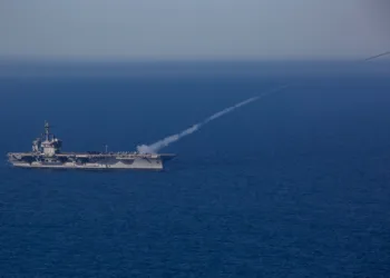 USS Abraham Lincoln efectuando un lanzamiento de un misil RIM-116 durante operaciones rutinarias en el Océano Pacífico en abril de 2024. Créditos: USS Abraham Lincoln.