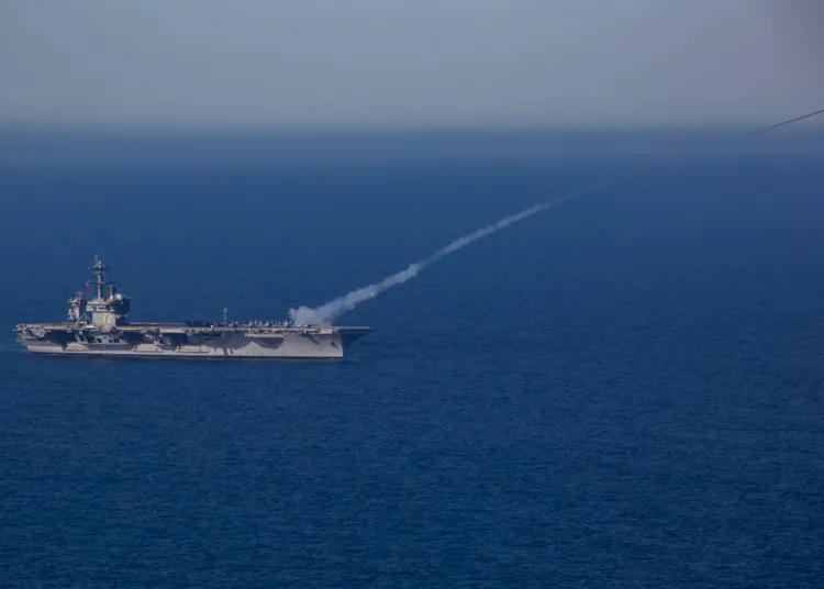 USS Abraham Lincoln efectuando un lanzamiento de un misil RIM-116 durante operaciones rutinarias en el Océano Pacífico en abril de 2024. Créditos: USS Abraham Lincoln.