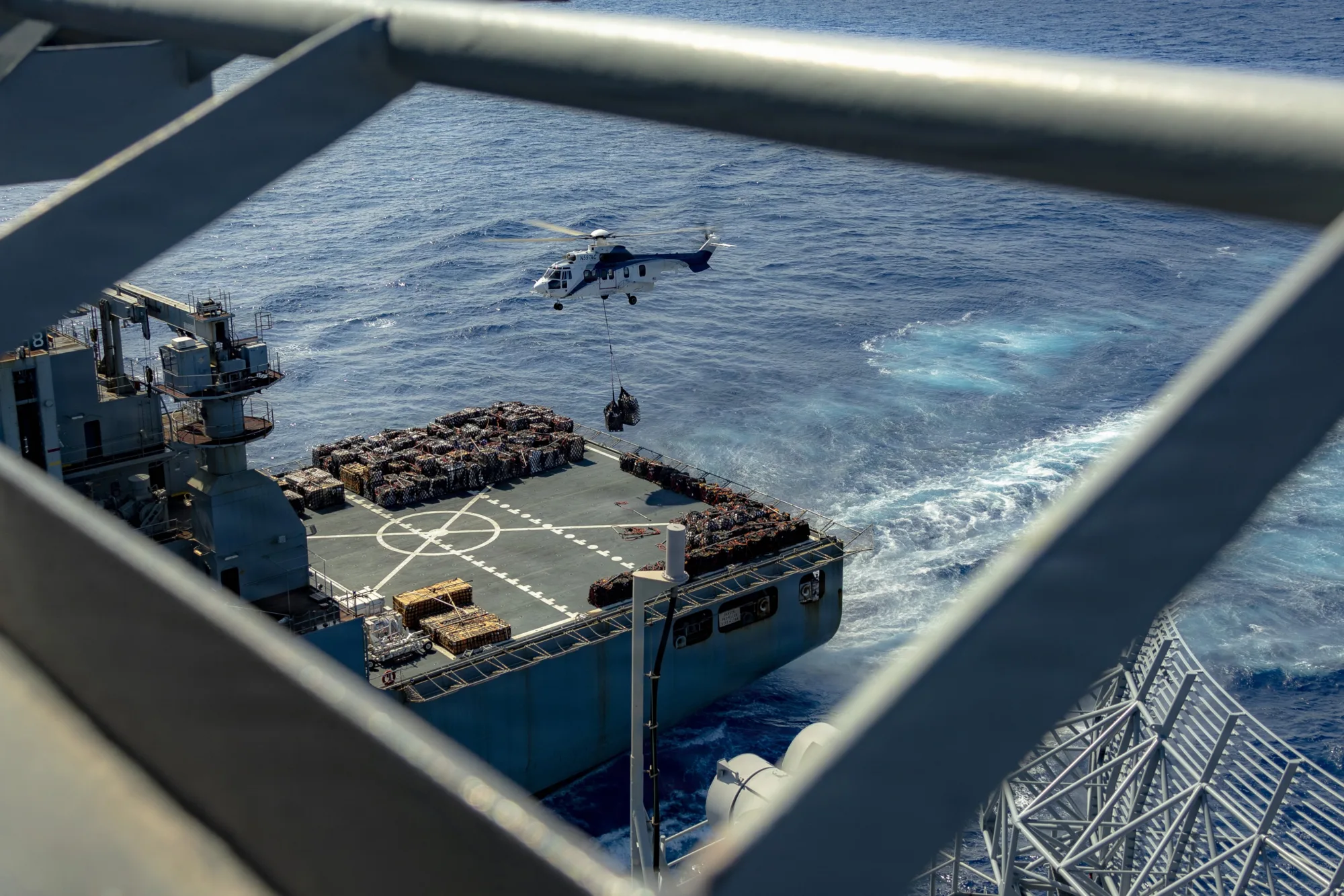 Operación de reabastecimiento en el mar (RAS) del USNS Charles Drew al portaaviones USS George Washington en el Mar de Filipinas. Créditos: U.S. Navy.