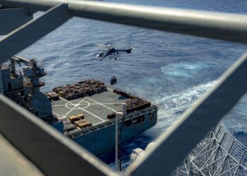 Operación de reabastecimiento en el mar (RAS) del USNS Charles Drew al portaaviones USS George Washington en el Mar de Filipinas. Créditos: U.S. Navy.