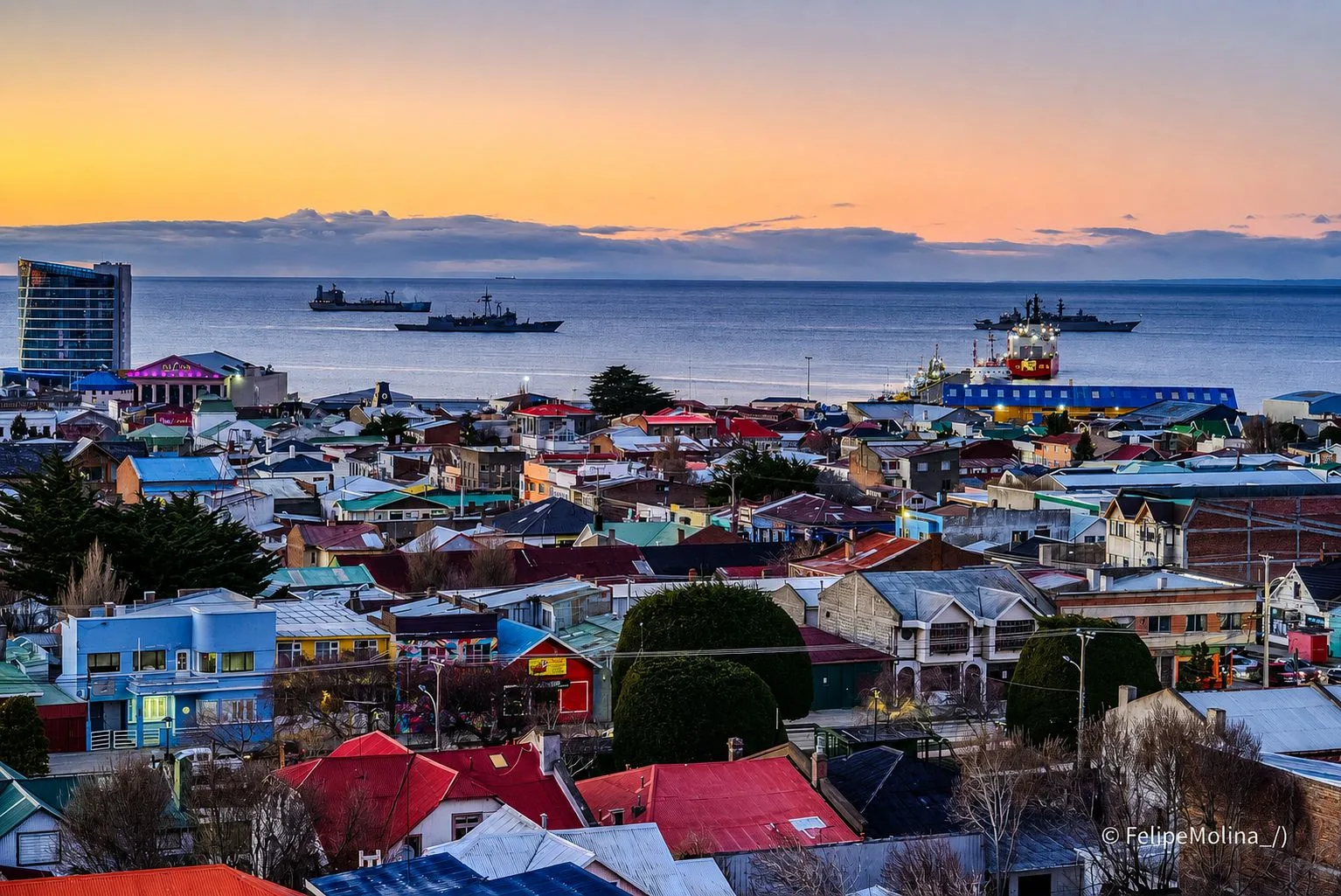 Unidades navales desplegadas en el Estrecho de Magallanes frente a Punta Arenas, con buques de superficie y submarinos visibles en la bahía. Créditos: Armada de Chile.