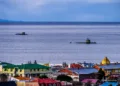 Unidades navales desplegadas en el Estrecho de Magallanes frente a Punta Arenas, con buques de superficie y submarinos visibles en la bahía. Créditos: Armada de Chile.