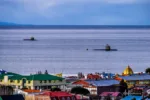 Unidades navales desplegadas en el Estrecho de Magallanes frente a Punta Arenas, con buques de superficie y submarinos visibles en la bahía. Créditos: Armada de Chile.