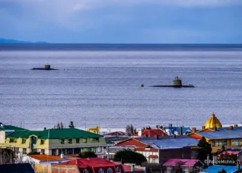 Unidades navales desplegadas en el Estrecho de Magallanes frente a Punta Arenas, con buques de superficie y submarinos visibles en la bahía. Créditos: Armada de Chile.