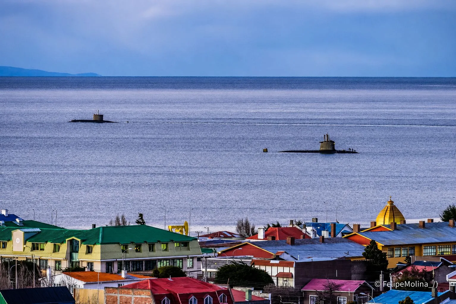 Unidades navales desplegadas en el Estrecho de Magallanes frente a Punta Arenas, con buques de superficie y submarinos visibles en la bahía. Créditos: Armada de Chile.