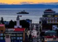 Unidades navales desplegadas en el Estrecho de Magallanes frente a Punta Arenas, con buques de superficie y submarinos visibles en la bahía. Créditos: Armada de Chile.