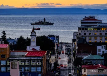 Unidades navales desplegadas en el Estrecho de Magallanes frente a Punta Arenas, con buques de superficie y submarinos visibles en la bahía. Créditos: Armada de Chile.