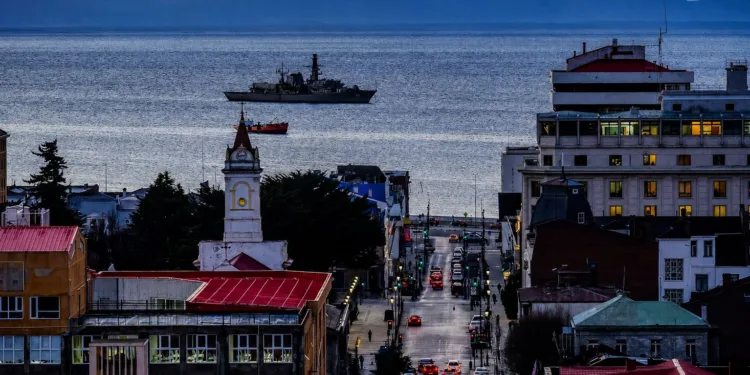 Unidades navales desplegadas en el Estrecho de Magallanes frente a Punta Arenas, con buques de superficie y submarinos visibles en la bahía. Créditos: Armada de Chile.