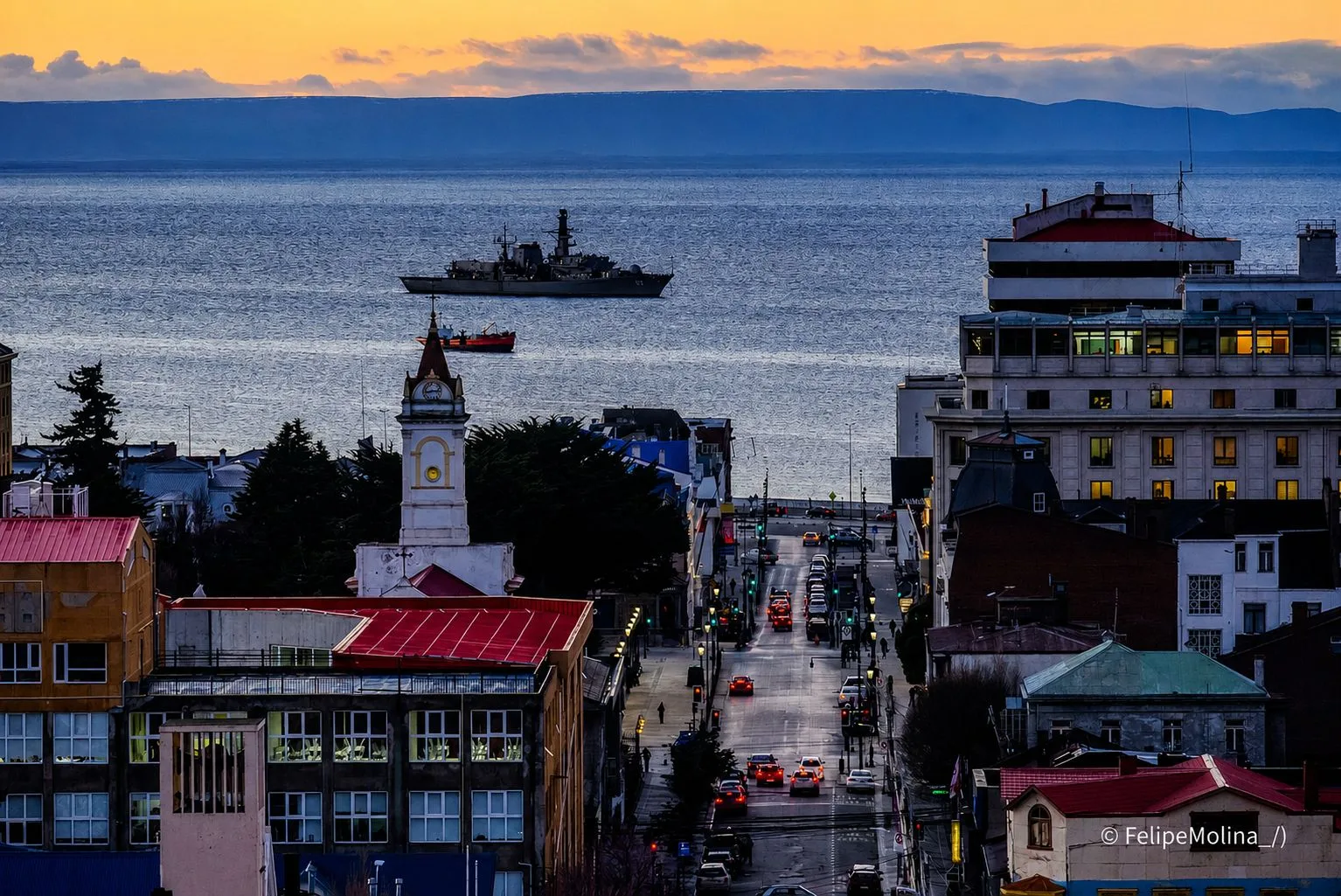 Unidades navales desplegadas en el Estrecho de Magallanes frente a Punta Arenas, con buques de superficie y submarinos visibles en la bahía. Créditos: Armada de Chile.
