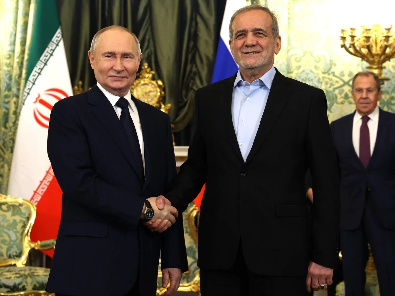Putin con el presidente iraní Masoud Pezeshkian en la cumbre de la OCS en Biskek. Créditos:  Alternativo Digital.