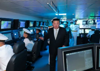 Ceremonia de comisionado del destructor naval Kang Kon en el puerto de Wonsan, Corea del Norte, el 6 de septiembre de 2026, con Kim Jong Un presente junto a su hija y esposa. Créditos: CCTVAsiaPacific.