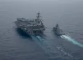 USS Abraham Lincoln en operaciones conjuntas con las fragatas australianas HMAS Stuart y HMAS Perth en el Mar del Sur de China, que incluyeron maniobras de vuelo y reabastecimiento en el mar. Créditos: USS Abraham Lincoln.