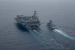 USS Abraham Lincoln en operaciones conjuntas con las fragatas australianas HMAS Stuart y HMAS Perth en el Mar del Sur de China, que incluyeron maniobras de vuelo y reabastecimiento en el mar. Créditos: USS Abraham Lincoln.