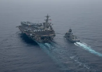 USS Abraham Lincoln en operaciones conjuntas con las fragatas australianas HMAS Stuart y HMAS Perth en el Mar del Sur de China, que incluyeron maniobras de vuelo y reabastecimiento en el mar. Créditos: USS Abraham Lincoln.