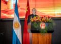Ceremonia del 77° aniversario de la fundación de la República Popular China, encabezada por el embajador Wang Wei en Argentina. Créditos: Mariel Fernández.