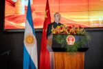Ceremonia del 77° aniversario de la fundación de la República Popular China, encabezada por el embajador Wang Wei en Argentina. Créditos: Mariel Fernández.