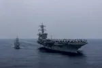 Fragata HMAS Perth de la Real Armada Australiana realizando un reabastecimiento en el mar con el portaaviones USS Abraham Lincoln de la Armada de EE.UU. en el Mar del Sur de China, como parte del Grupo de Ataque de Portaaviones 3. Créditos: Defence Australia.