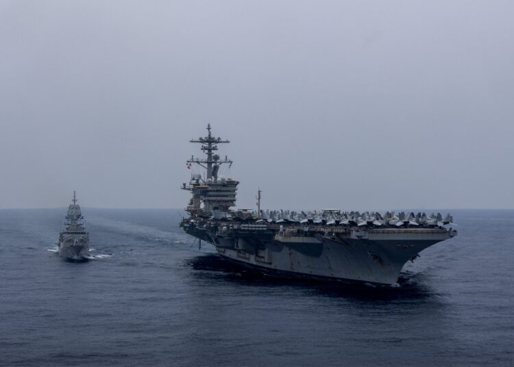 Fragata HMAS Perth de la Real Armada Australiana realizando un reabastecimiento en el mar con el portaaviones USS Abraham Lincoln de la Armada de EE.UU. en el Mar del Sur de China, como parte del Grupo de Ataque de Portaaviones 3. Créditos: Defence Australia.