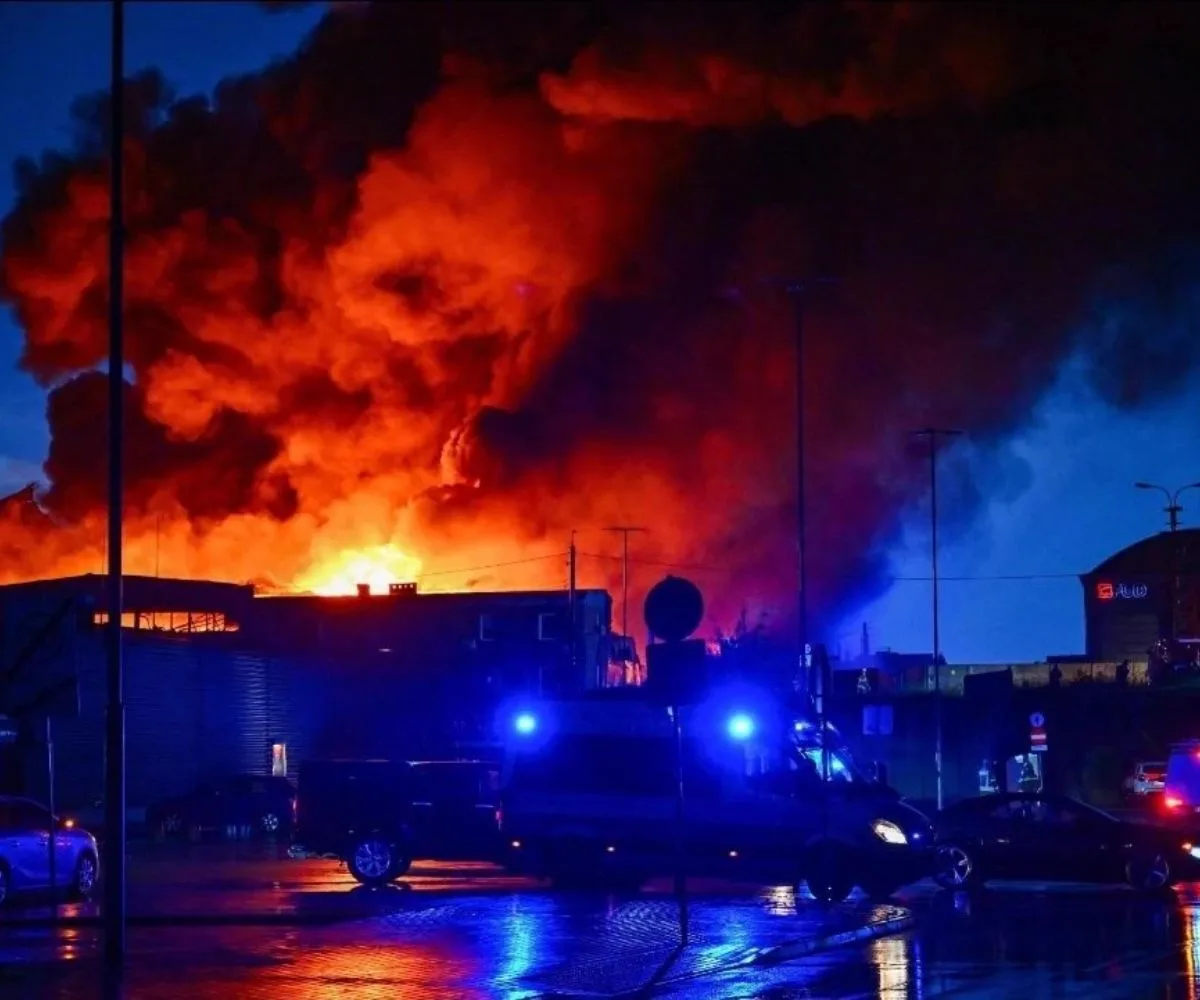 Imagen del incendio de la planta de WB ELECTRONICS SA, parte del Grupo WB, en Skarżysko-Kamienna, en el centro-sur de Polonia