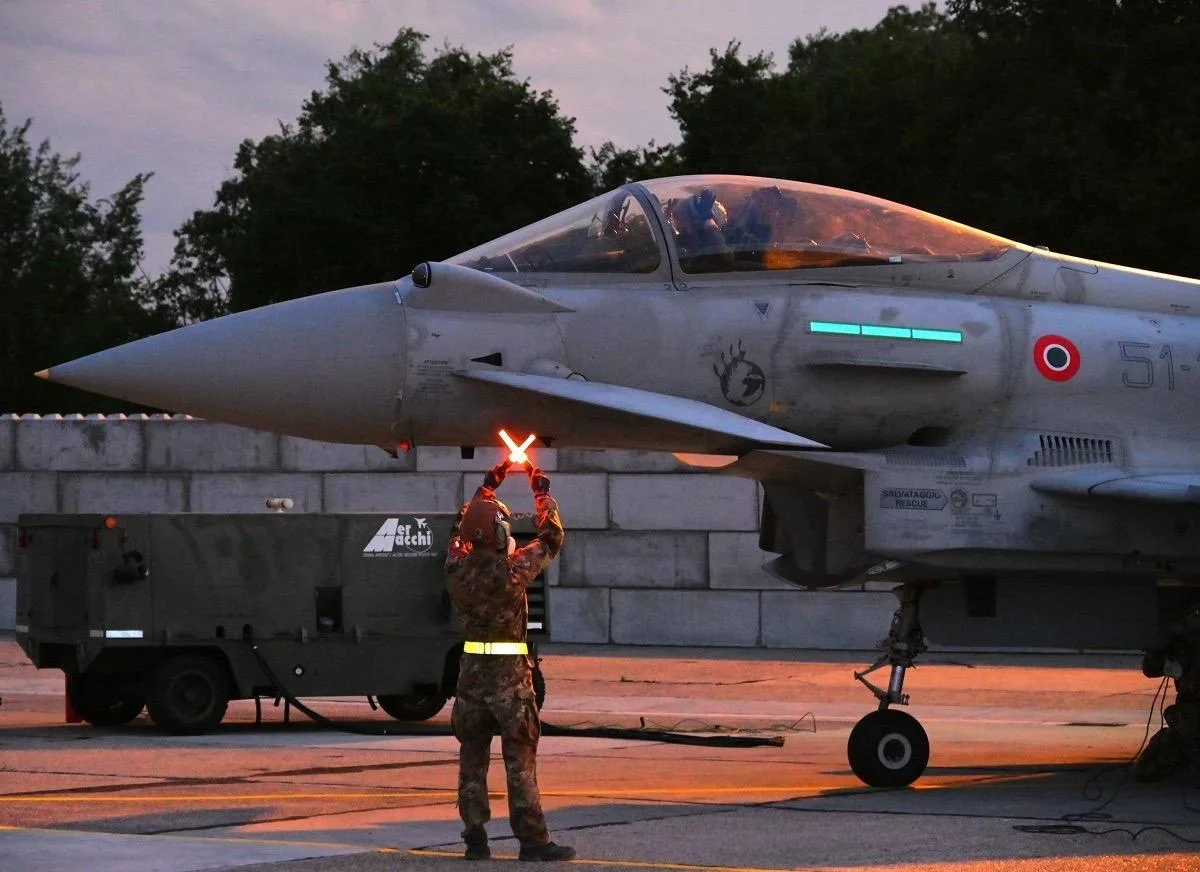 El destacamento italiano, hasta agosto de 2026, garantiza la seguridad aérea junto con la Fuerza Aérea Rumana y la Real Fuerza Aérea Británica, que ya se encuentran desplegadas en la Base Aérea de Borcea, en Rumania. Operando desde la Base Aérea Mihail Kogălniceanu, el Grupo de Trabajo Aéreo del 51.º Ala de Italia se mantiene en un estado constante de preparación para defender el espacio aéreo regional.