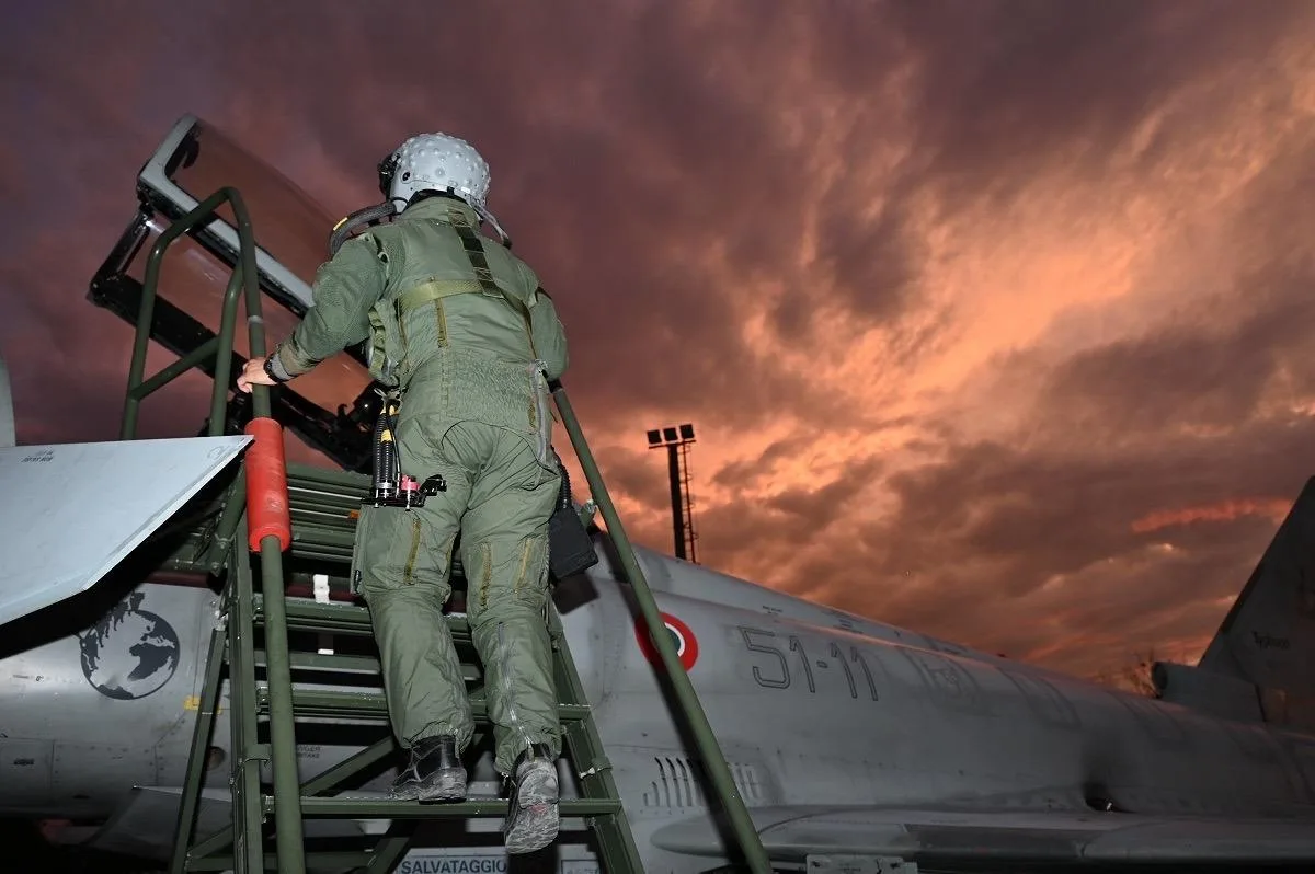 El destacamento italiano, hasta agosto de 2026, garantiza la seguridad aérea junto con la Fuerza Aérea Rumana y la Real Fuerza Aérea Británica, que ya se encuentran desplegadas en la Base Aérea de Borcea, en Rumania. Operando desde la Base Aérea Mihail Kogălniceanu, el Grupo de Trabajo Aéreo del 51.º Ala de Italia se mantiene en un estado constante de preparación para defender el espacio aéreo regional.