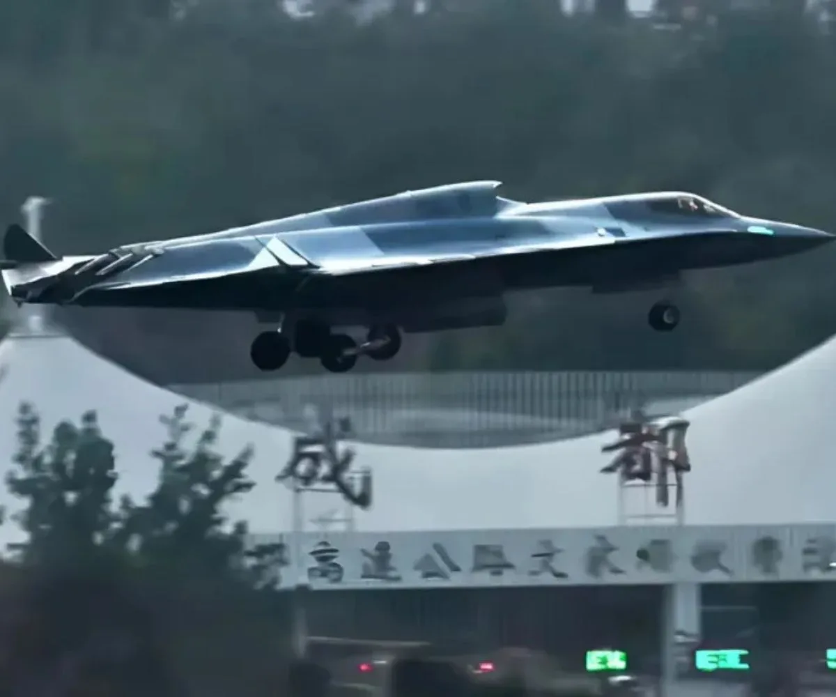 Vista del primer prototipo del J-36 con su esquema de camuflaje tipo fragmento