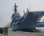 El personal de la Armada de Indonesia saluda cuando el Giuseppe Garibaldi, un ex portaaviones de la Armada italiana, llega al puerto de Tanjung Priok en Yakarta, Indonesia, el viernes 18 de septiembre de 2026