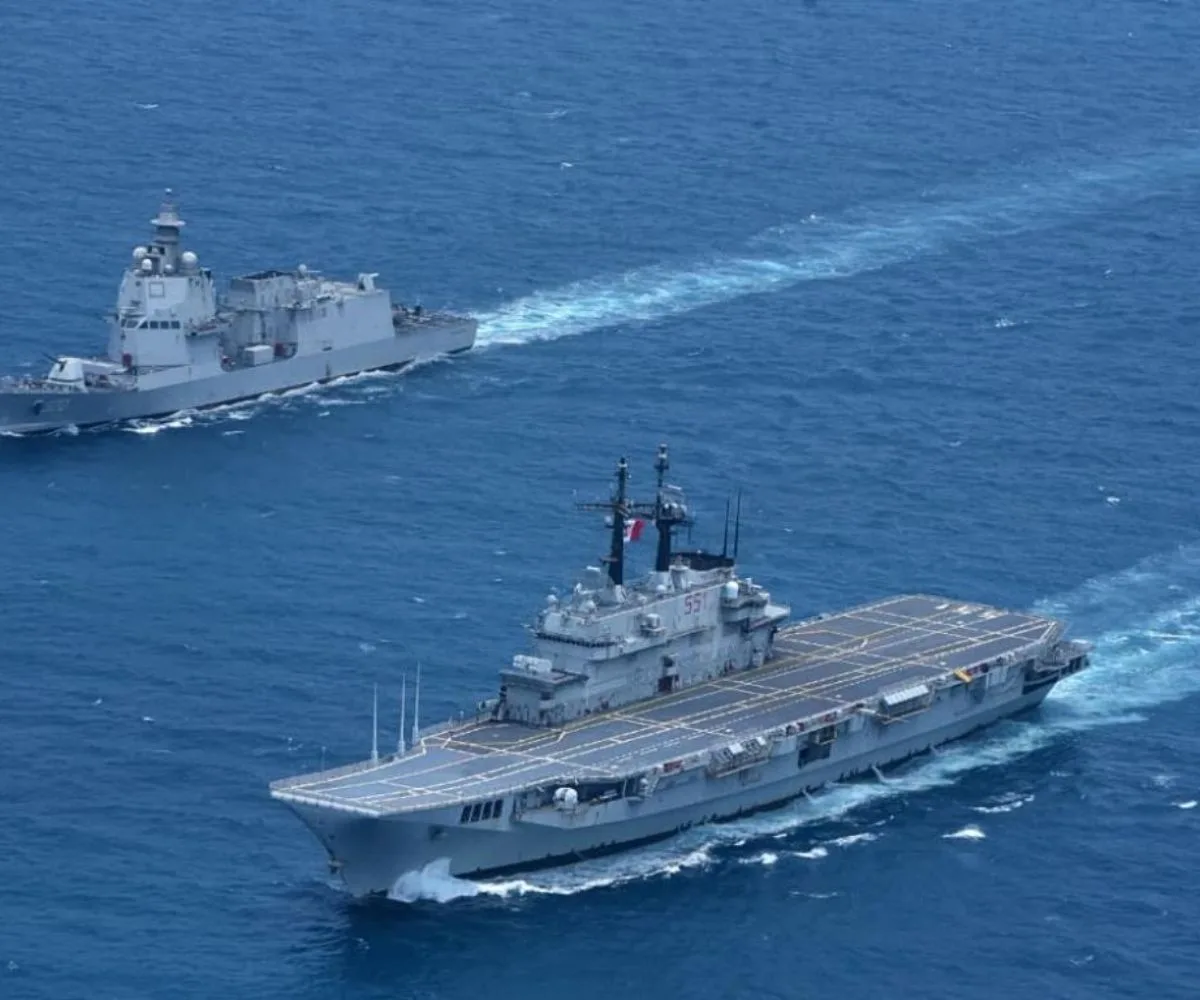 KRI Sriwijaya , escoltado por KRI Brawijaya –al fondo–, llega a Indonesia el 18 de septiembre de 2026