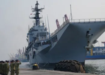 El personal de la Armada de Indonesia saluda cuando el Giuseppe Garibaldi, un ex portaaviones de la Armada italiana, llega al puerto de Tanjung Priok en Yakarta, Indonesia, el viernes 18 de septiembre de 2026