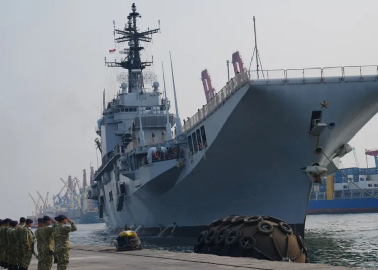 El personal de la Armada de Indonesia saluda cuando el Giuseppe Garibaldi, un ex portaaviones de la Armada italiana, llega al puerto de Tanjung Priok en Yakarta, Indonesia, el viernes 18 de septiembre de 2026