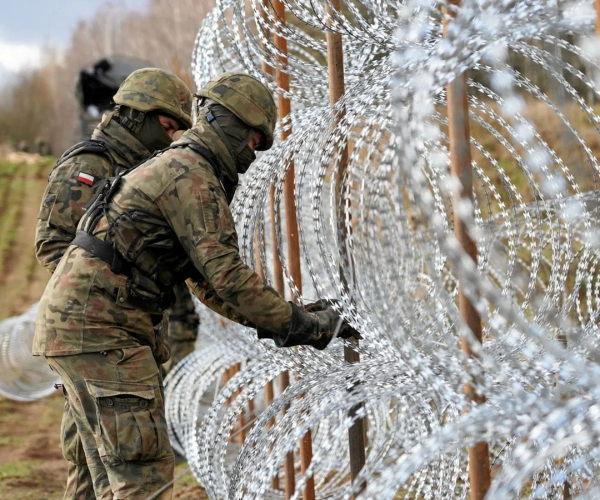 Soldados construyen una valla de alambre de espino en la frontera de Polonia con el enclave ruso de Kaliningrado, cerca de Bolcie