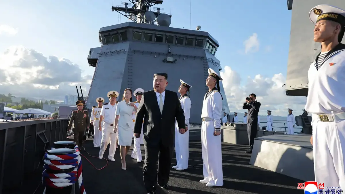 Kim Jong Un visita el destructor Kang Kon, con motivo de su puesta en servicio el 6 de septiembre de 2026.Imagen: KCNA/KNS/AFP