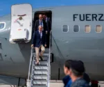 José Antonio Kast, presidente de Chile, desciende de un avión de la Fuerza Aérea chilena, en el marco de un viaje presidencial. Imagen ilustrativa.