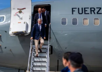 José Antonio Kast, presidente de Chile, desciende de un avión de la Fuerza Aérea chilena, en el marco de un viaje presidencial. Imagen ilustrativa.