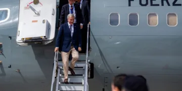 José Antonio Kast, presidente de Chile, desciende de un avión de la Fuerza Aérea chilena, en el marco de un viaje presidencial. Imagen ilustrativa.