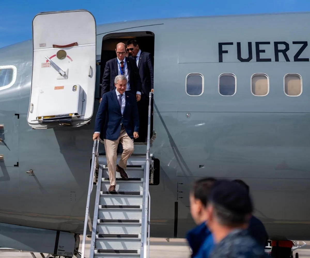 José Antonio Kast, presidente de Chile, desciende de un avión de la Fuerza Aérea chilena, en el marco de un viaje presidencial. Imagen ilustrativa.
