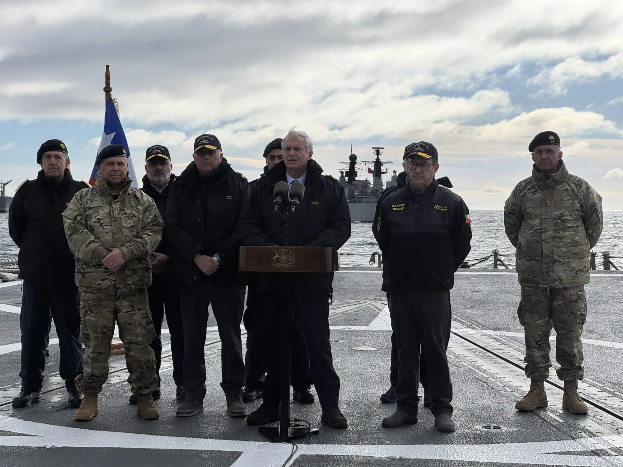 El presidente de Chile Kast brinda una confernecia de Prensa a bordo de la fragata Capitán Prat de la Armada chilena