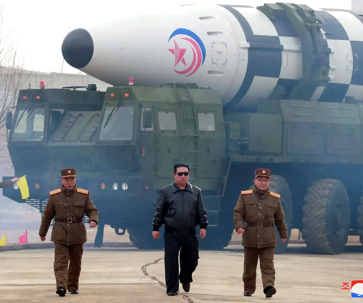 Kim Jong-un y dos figuras clave en el programa de misiles de Corea del Norte, el director de la Academia Nacional de Ciencias de la Defensa, Jang Chang-ha, y el vicedirector del Departamento de Maquinaria, Kim Jong-sik en el marco de una nueva prueba de misiles