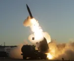 El Ejército de Estados Unidos avanzó con la producción de su primera tanda de misiles Precision Strike Missile (PrSM) capaces de atacar buques en movimiento a 400 kilómetros. Créditos: Zona Militar
