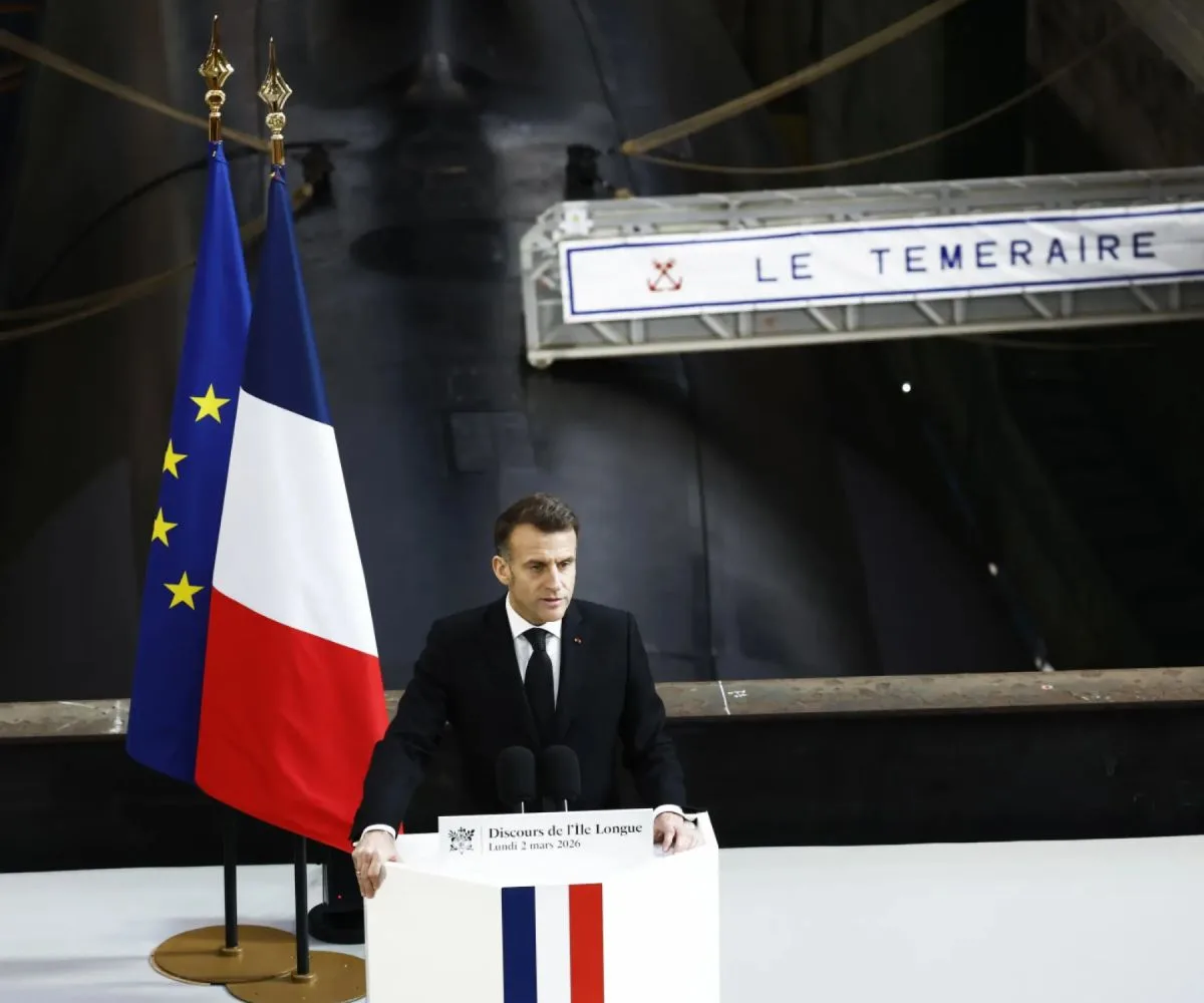 El presidente de Francia, Emmanuel Macron, pronuncia un discurso junto al submarino “Le Temeraire” en la base de submarinos nucleares de la Marina de Ile Longue en Crozon, Francia, el lunes 2 de marzo de 2026, y anuncia la “Iniciativa de Disuasión Nuclear Avanzada”